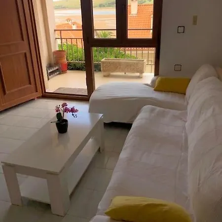Magnifico Bajo Con Jardin Al Lado De La Playa *